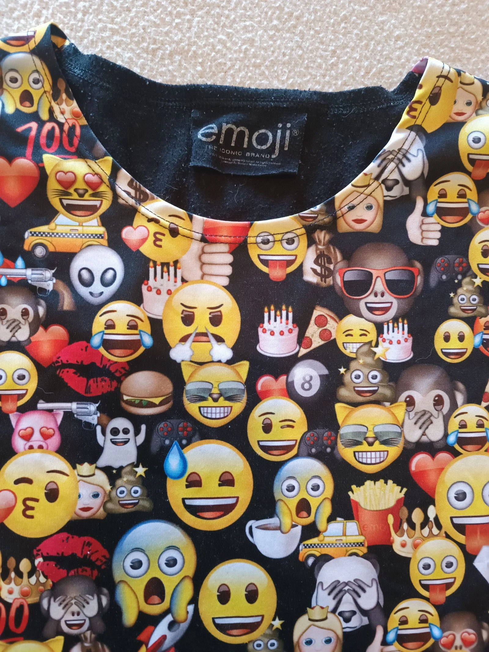 Children's unisex short-sleeve emoji t-shirt size 12 years good condition – photo 2